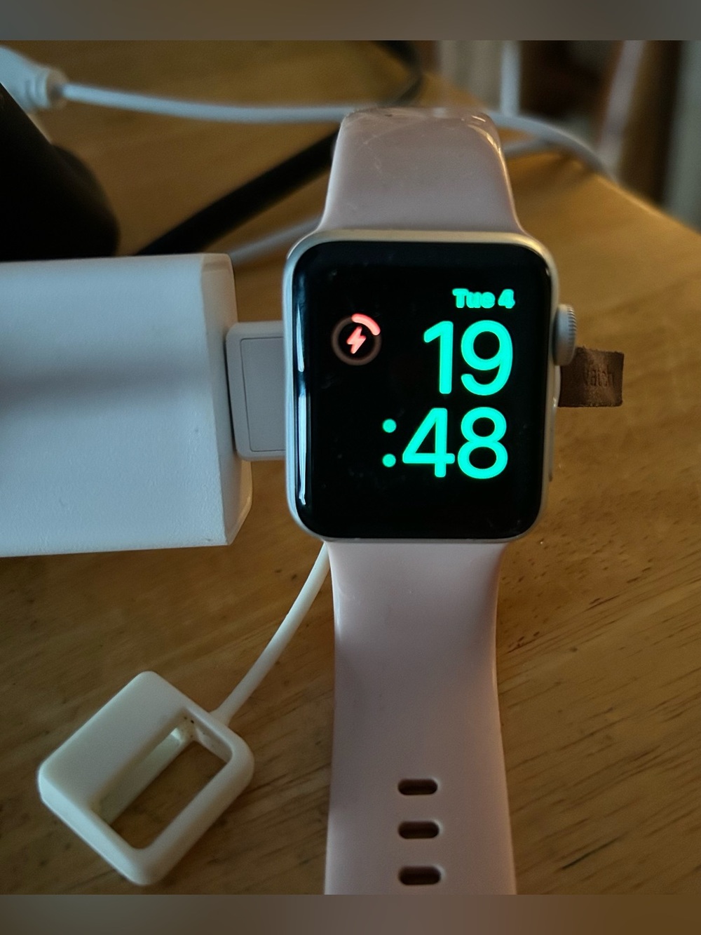 Apple Watch Series 3 - 38mm Aluminium
(Includes Charging Puck & Multiple Bands)